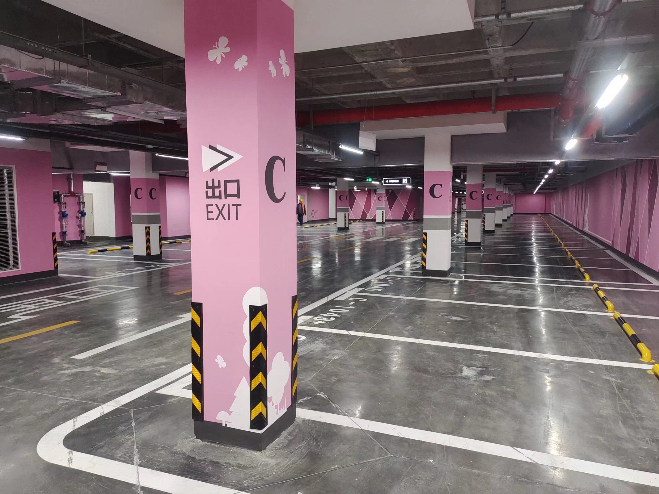 天津?yàn)I海新區(qū)車庫墻面噴圖公司 車庫入口墻體反光標(biāo)識(shí)施工